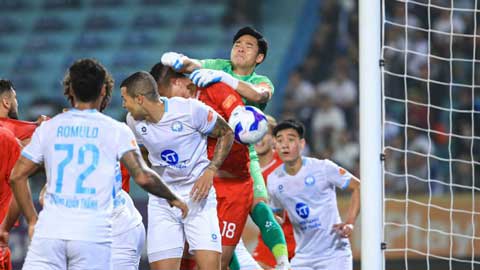 Các cầu thủ Thể Công Viettel phản ứng cực gắt khi bị trọng tài từ chối bàn thắng