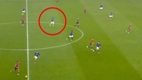 Gueye nổi bật trên sân ở trận gặp MU vì bộ trang phục khác biệt