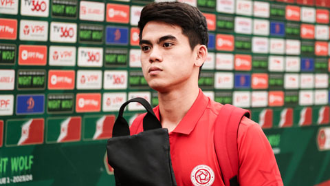 Khuất Văn Khang chân cuốn băng ký tặng fan sau chiến thắng trước Nam Định