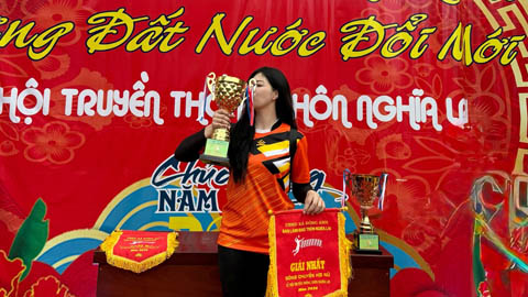 'Hot girl sới vật' Anh Thơ tuyên bố không thi đấu nữa