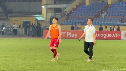 Đình Bắc 'không còn mảnh giáp' rời sân, Minh Phúc tặng áo cho fan sau trận thắng HAGL