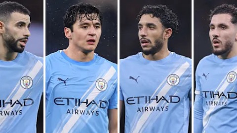 Trận Leeds vs Man City có thể bị dừng để cầu thủ... được ăn