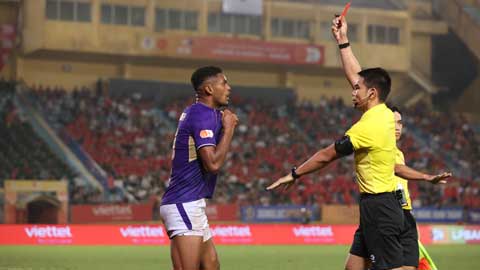 Cầu thủ Hà Nội nhận thẻ đỏ vì kéo lê đối thủ ra khỏi sân