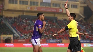 Cầu thủ Hà Nội nhận thẻ đỏ vì kéo lê đối thủ ra khỏi sân