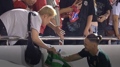 Thủ môn Lê Giang Patrik mỏi tay ký tặng NHM, nắm tay cực tình với mỹ nhân