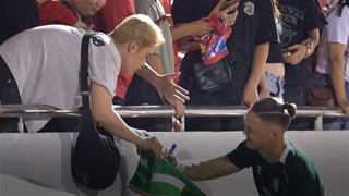 Thủ môn Lê Giang Patrik mỏi tay ký tặng NHM, nắm tay cực tình với mỹ nhân