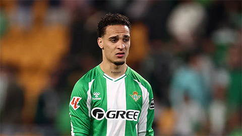 Antony nổi đóa, đòi ăn thua đủ với fan Real Betis sau derby Seville điên rồ
