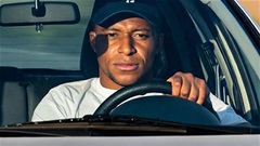 Kylian Mbappe tức tốc đi học vần vô lăng