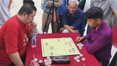 Kỳ thủ hạng 20 cờ tướng Trung Quốc bị loại ở giải đấu cấp làng tại Việt Nam