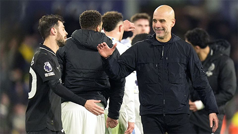 Pep Guardiola chống lại cả Premier League