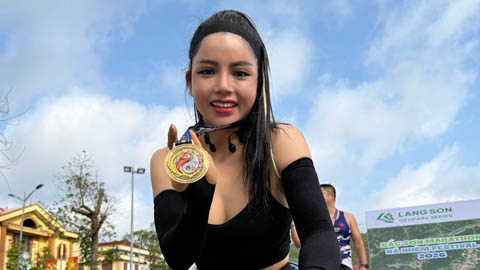 Runner Vân Trang gây sốt ở hội vật làng