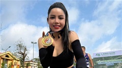  Runner Vân Trang gây sốt ở hội vật làng