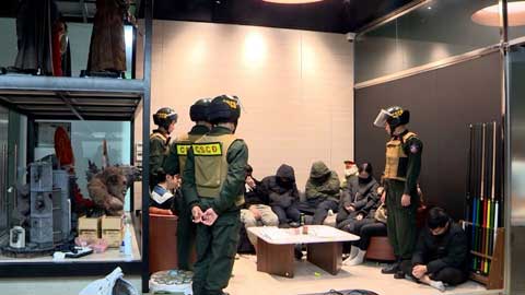 Cận cảnh chiến sỹ công an đột kích hang ổ Xôi lạc TV, bắt hàng loạt BLV 'lậu'