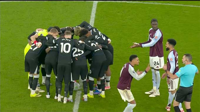 Chelsea gây 'bão mạng' vì chiêu trò họp bàn chiến thuật