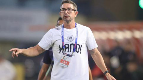 Văn Quyết can ngăn HLV Harry Kewell sau tình huống tranh cãi với trọng tài Malaysia