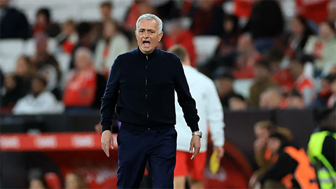 Mourinho nhận thẻ đỏ ở 'O Classico': 'Họ gọi tôi là kẻ phản bội 50 lần'