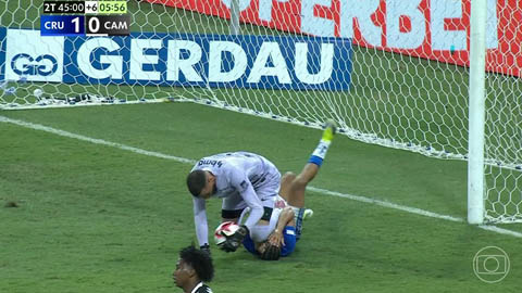 Thủ môn bị đánh văng vào lưới khi 'bắt chước' hành vi phi thể thao của sao Real Madrid