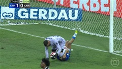 Thủ môn bị đánh văng vào lưới khi 'bắt chước' hành vi phi thể thao của sao Real Madrid