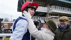 VĐV đua ngựa cao nhất thế giới bị cấm thi đấu vì sai lầm khó tin