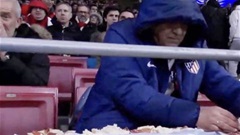 CĐV Atletico làm bánh sandwich trên khán đài