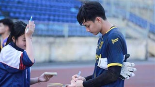 Cao Văn Bình thu hút fan nữ sau buổi tập của SLNA trước trận gặp Hà Nội FC