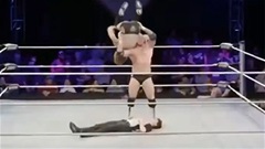 Trọng tài lên cơn co giật sau tai nạn kinh hoàng trên sàn đấu vật