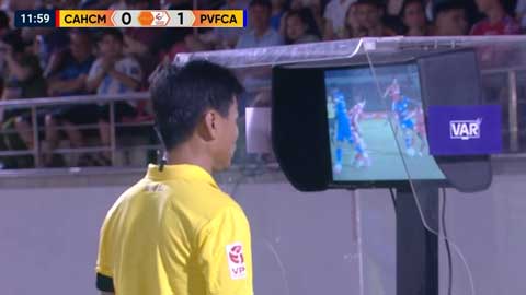 Trọng tài check VAR và từ chối bàn thắng của PVF-CAND