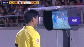 Trọng tài check VAR và từ chối bàn thắng của PVF-CAND