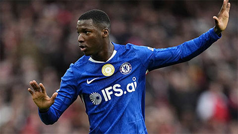 Moises Caicedo nổi khùng ở trận thua của Chelsea