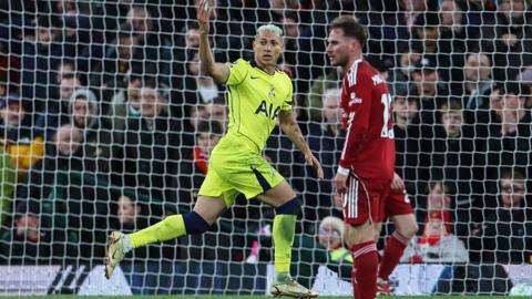 Những bóng ma đe dọa kéo Liverpool xuống hạng