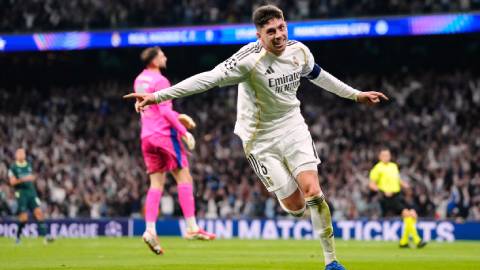 Federico Valverde chỉ mất 10 phút để khiến Seedorf 'mê mẩn'