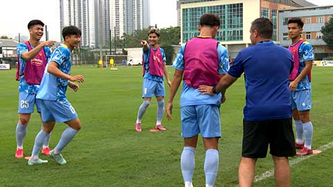 VIDEO Moric và các đồng đội cực phấn khích với trò giải trí của trợ lý HLV U23 Việt Nam