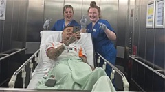 Tuyển thủ Hà Lan gặp tai nạn kinh hoàng ở trận Liverpool vs Galatasaray giờ ra sao?