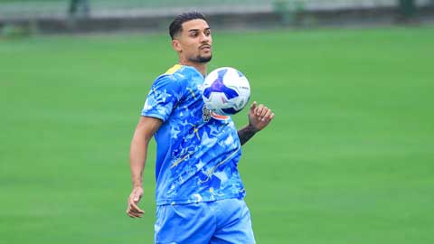 Hoàng Hên là số 9 mới của ĐT Việt Nam, phối hợp ghi bàn với Xuân Son trong ngày tái hợp