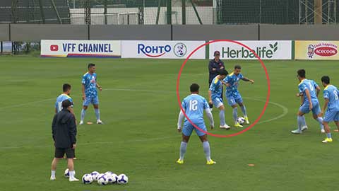 VIDEO Hoàng Hên đá ma điêu luyện, nhanh như điện đồng đội tại ĐTVN