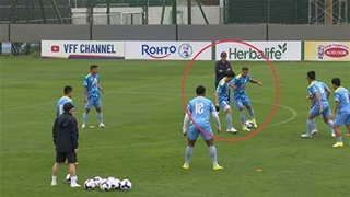 VIDEO Hoàng Hên đá ma điêu luyện, nhanh như điện đồng đội tại ĐTVN "lác mắt"