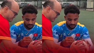 Xuân Son mỏi tay ký tặng CĐV ngay trước buổi tập