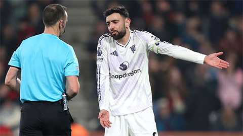Người MU thay nhau 'ném đá' trọng tài và VAR sau trận hòa Bournemouth