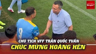  Hoàng Hên - Xuân Son cúi chào chủ tịch VFF Trần Quốc Tuấn trước khi bước vào buổi tập