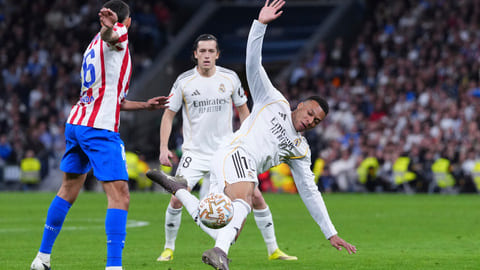 Mbappe đang 'tản bộ' chờ World Cup?