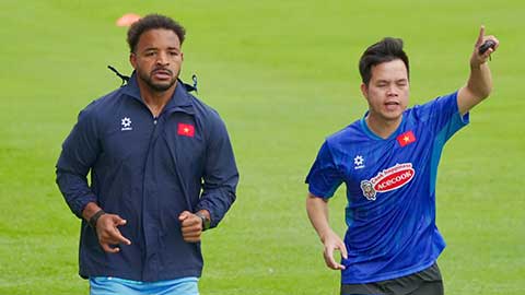 VIDEO Xuân Son tập luyện cực hăng,  HLV Kim Sang Sik thở phào nhẹ nhõm