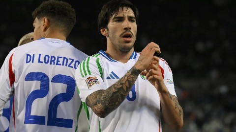 Người Ý nên bắt đầu tụng ca Sandro Tonali