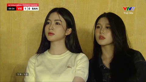 Dung nhan đời thường của nữ CĐV áo trắng xinh đẹp cổ vũ ĐT Việt Nam