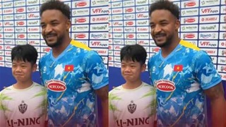 Xuân Son khen CĐV nhí đẹp trai bằng tiếng Việt