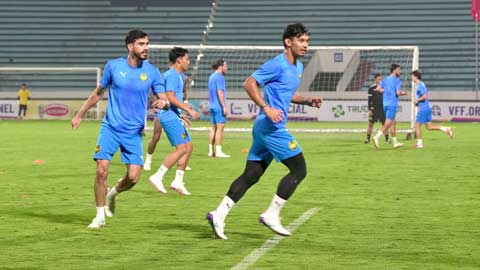 Cầu thủ Malaysia cực chill và thư giãn khi khi tập làm quen sân Thiên Trường