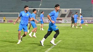 Cầu thủ Malaysia cực chill và thư giãn khi khi tập làm quen sân Thiên Trường