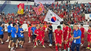 Xuân Son khiến người Mã ám ảnh, thầy Kim phấn khích nhìn trò cưng vẫy cờ Hàn