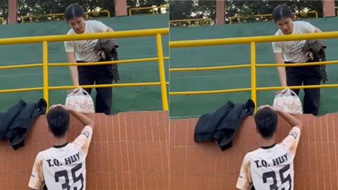 Xúc động: Mẹ mang nước tiếp sức con thi đấu giải U15 Quốc gia