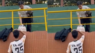 Xúc động: Mẹ mang nước tiếp sức con thi đấu giải U15 Quốc gia