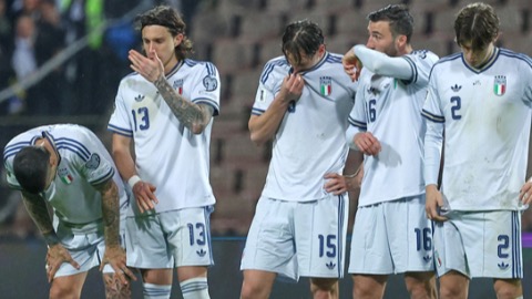 ĐT Ý đấu súng bằng những kẻ mù súng đạn